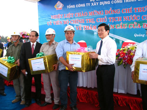 Chủ tịch nước Trương Tấn Sang thăm công trình cầu Cửa Đại