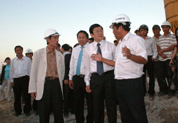 Chủ tịch nước Trương Tấn Sang thăm công trình cầu Cửa Đại